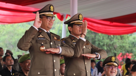 Anies Baswedan lempari barikade Satpol PP pakai batu