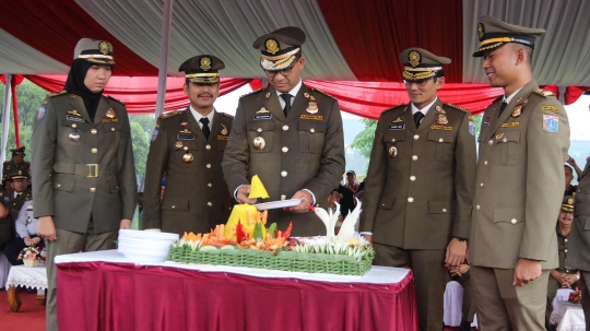 Anies Baswedan lempari barikade Satpol PP pakai batu