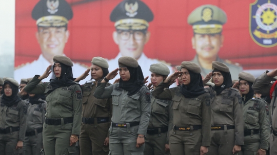 Anies Baswedan lempari barikade Satpol PP pakai batu