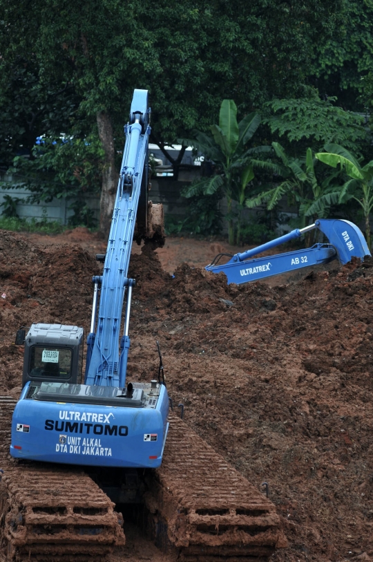 Memantau progres pembuatan Waduk Kampung Rambutan