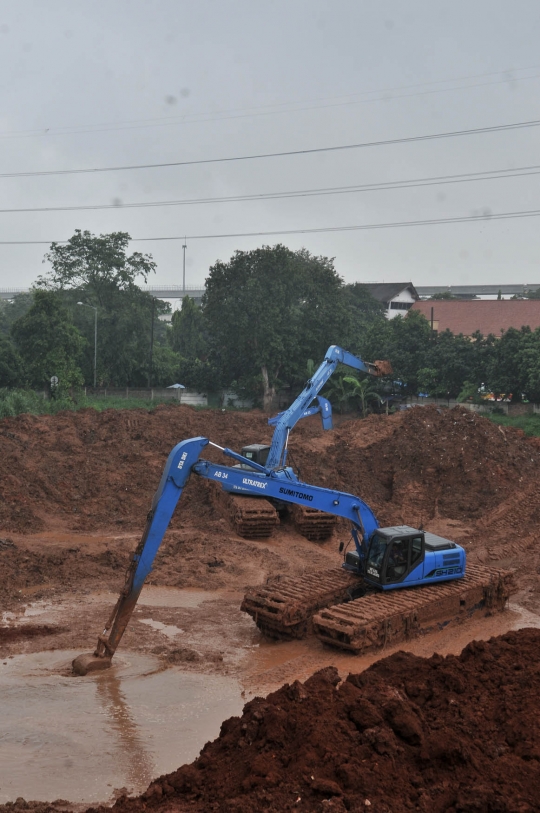 Memantau progres pembuatan Waduk Kampung Rambutan