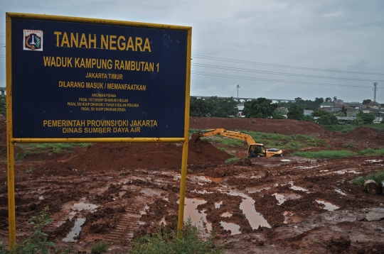 Memantau progres pembuatan Waduk Kampung Rambutan