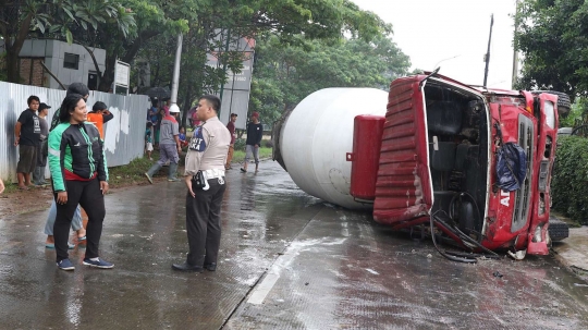 Rem blong, truk molen terguling di Lenteng Agung