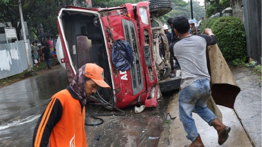 Rem blong, truk molen terguling di Lenteng Agung