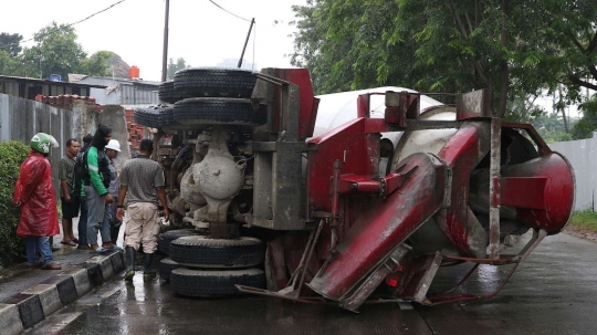 Rem blong, truk molen terguling di Lenteng Agung