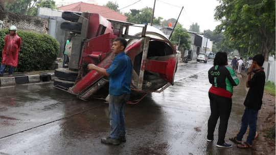 Rem blong, truk molen terguling di Lenteng Agung