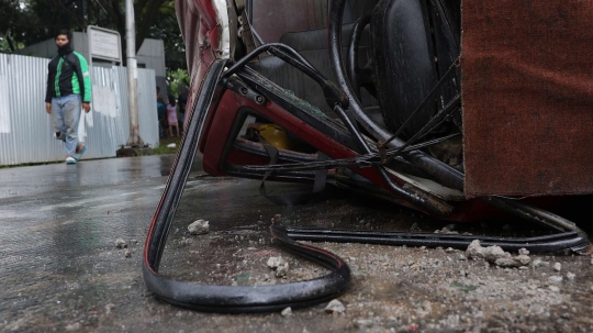 Rem blong, truk molen terguling di Lenteng Agung