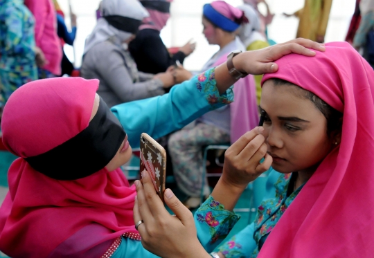 Keseruan lomba merias wajah dengan mata tertutup di Tangsel