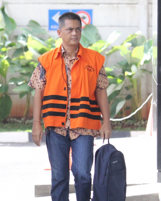 Diperiksa KPK, Hasmun Hamzah tenteng ransel hitam
