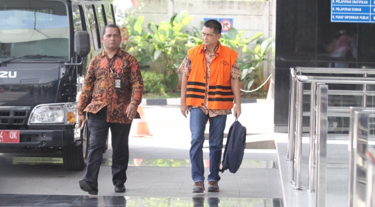 Diperiksa KPK, Hasmun Hamzah tenteng ransel hitam