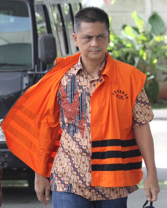 Diperiksa KPK, Hasmun Hamzah tenteng ransel hitam