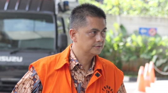 Diperiksa KPK, Hasmun Hamzah tenteng ransel hitam