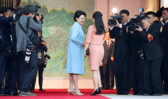 Pesona Ibu Negara Korut dampingi Kim Jong-un dinner bareng Presiden Korsel