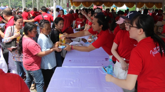 Ribuan warga serbu acara bagi-bagi sembako di Monas