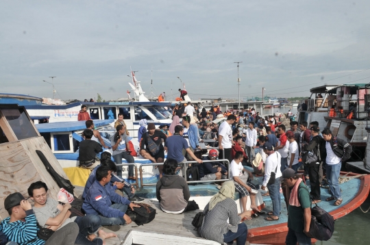 Akhir pekan, wisatawan penuhi Pelabuhan Kali Adem
