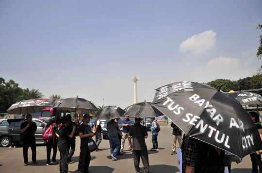 Aksi payung hitam warga Sentul City kecam kapitalisme pengembang