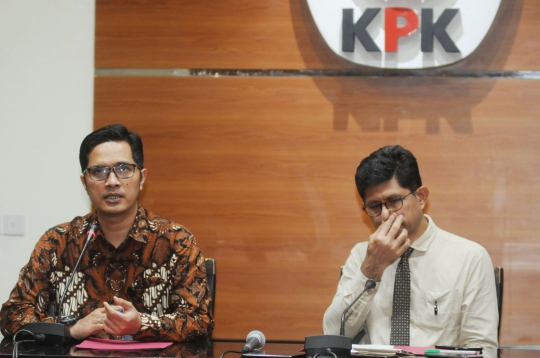 Didampingi Jubir, Wakil Ketua KPK umumkan barang bukti kasus suap Bupati Mojokerto