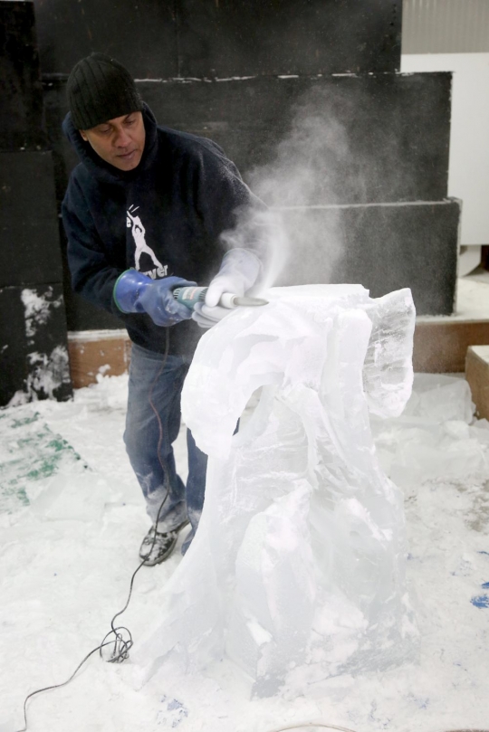 Melihat detail pembuatan patung es karya seniman di Dubai