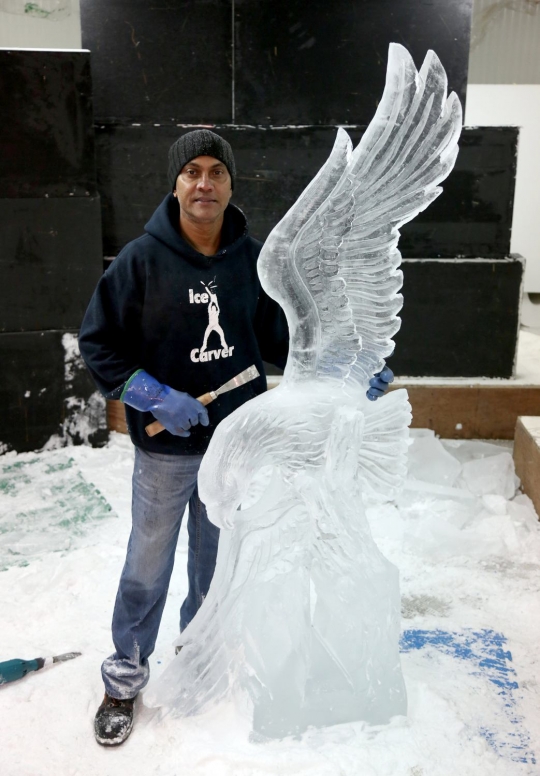 Melihat detail pembuatan patung es karya seniman di Dubai