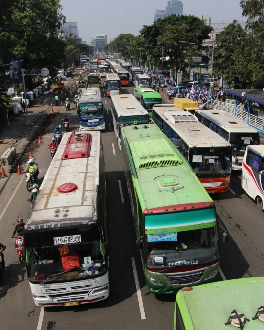 May Day 2018, bus-bus buruh sesaki jalan protokol Jakarta