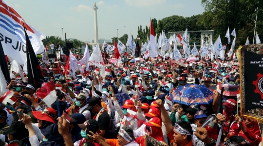 Di depan kawat berduri, ribuan buruh padati kawasan Monas