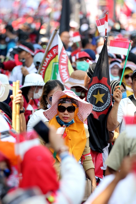 Di depan kawat berduri, ribuan buruh padati kawasan Monas