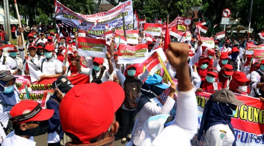 Di depan kawat berduri, ribuan buruh padati kawasan Monas