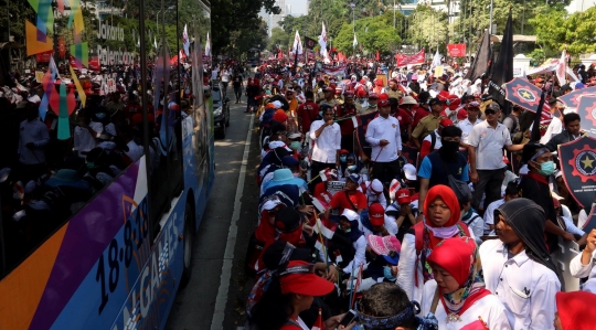 Di depan kawat berduri, ribuan buruh padati kawasan Monas