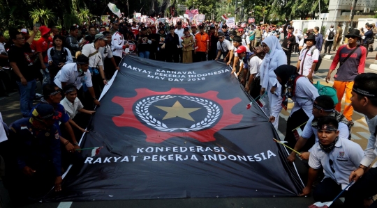 Di depan kawat berduri, ribuan buruh padati kawasan Monas