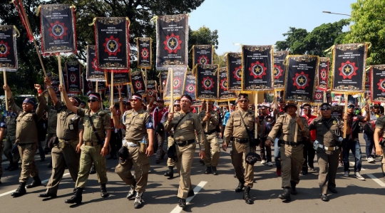 Di depan kawat berduri, ribuan buruh padati kawasan Monas