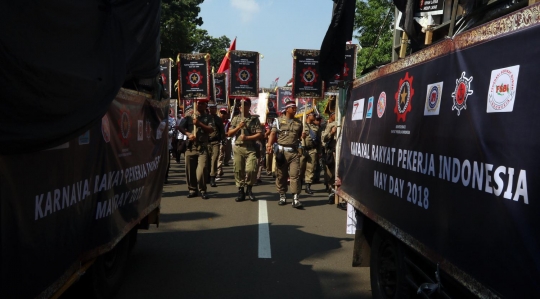 Di depan kawat berduri, ribuan buruh padati kawasan Monas