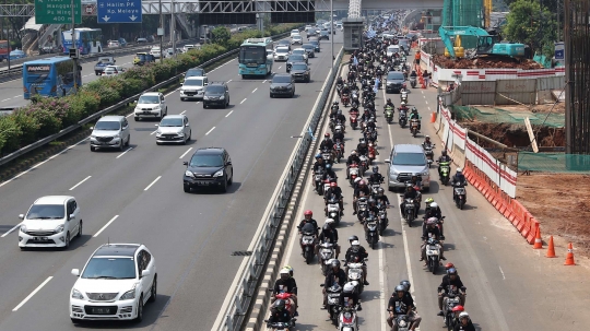 Konvoi dengan sepeda motor di Jakarta, massa ramaikan peringatan Hari Buruh