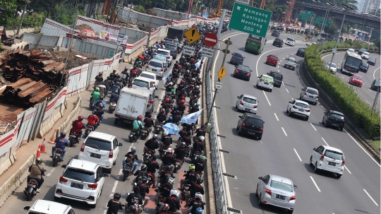 Konvoi dengan sepeda motor di Jakarta, massa ramaikan peringatan Hari Buruh