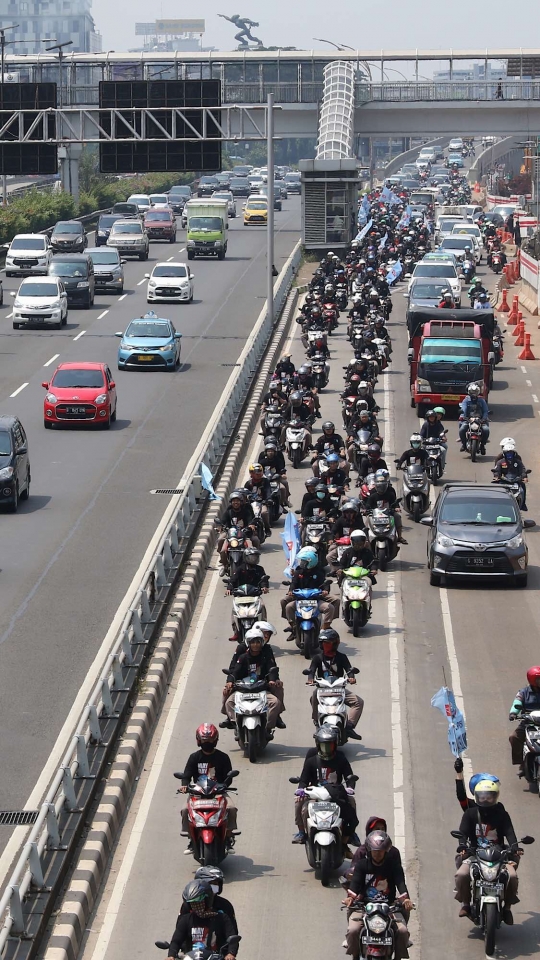 Konvoi dengan sepeda motor di Jakarta, massa ramaikan peringatan Hari Buruh