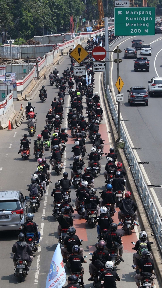 Konvoi dengan sepeda motor di Jakarta, massa ramaikan peringatan Hari Buruh