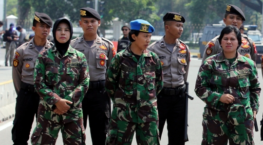 Melihat pasukan wanita TNI - Polri amankan peringatan Hari Buruh