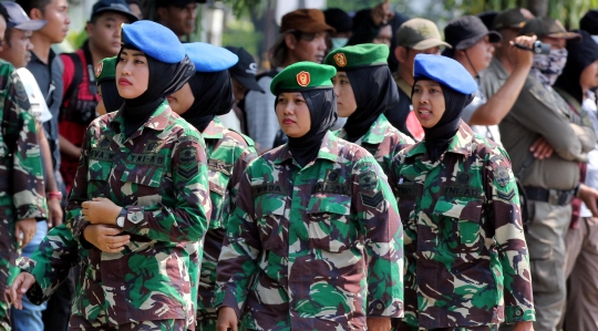 Melihat pasukan wanita TNI - Polri amankan peringatan Hari Buruh