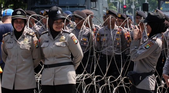 Melihat pasukan wanita TNI - Polri amankan peringatan Hari Buruh