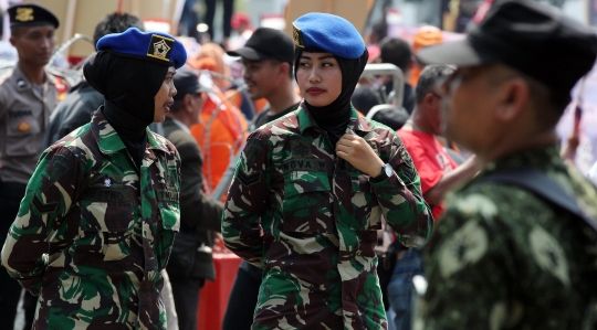 Melihat pasukan wanita TNI - Polri amankan peringatan Hari Buruh