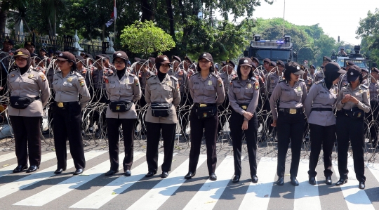 Melihat pasukan wanita TNI - Polri amankan peringatan Hari Buruh