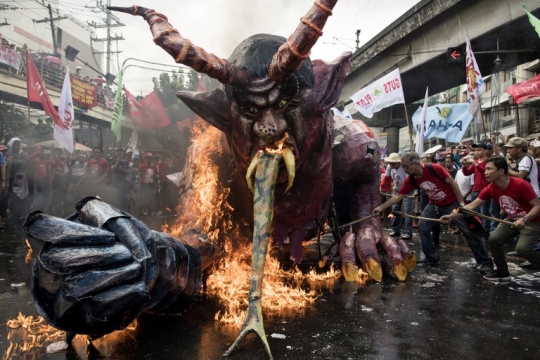 Peringatan May Day, Buruh Filipina bakar boneka seram Duterte