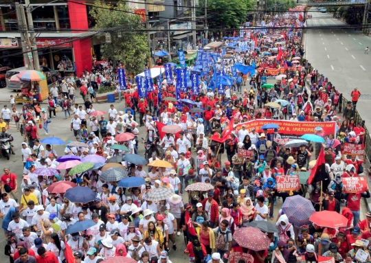 Peringatan May Day, Buruh Filipina bakar boneka seram Duterte