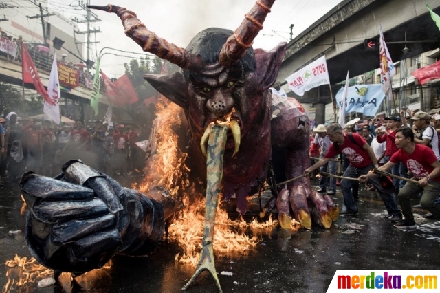  Foto  Peringatan May Day Buruh Filipina bakar boneka  