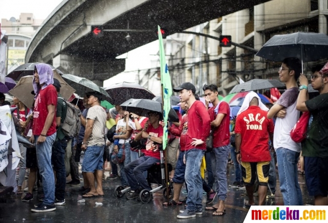  Foto  Peringatan May Day Buruh Filipina bakar  boneka  