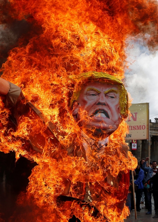 Peringatan May Day, warga Bogota bakar boneka Trump berhormat Nazi