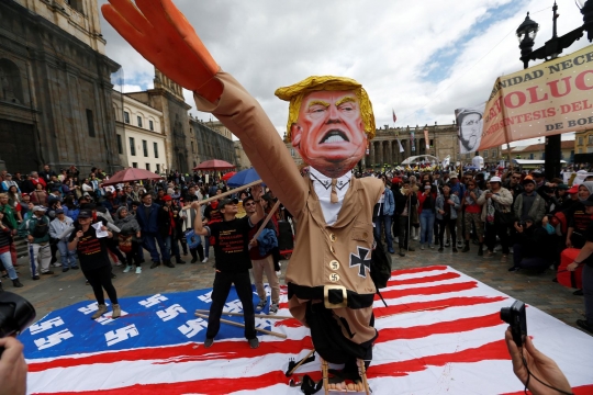 Peringatan May Day, warga Bogota bakar boneka Trump berhormat Nazi