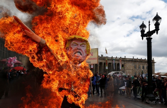 Peringatan May Day, warga Bogota bakar boneka Trump berhormat Nazi