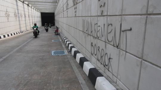 Belum genap sebulan, underpass Matraman sudah dicoret-coret