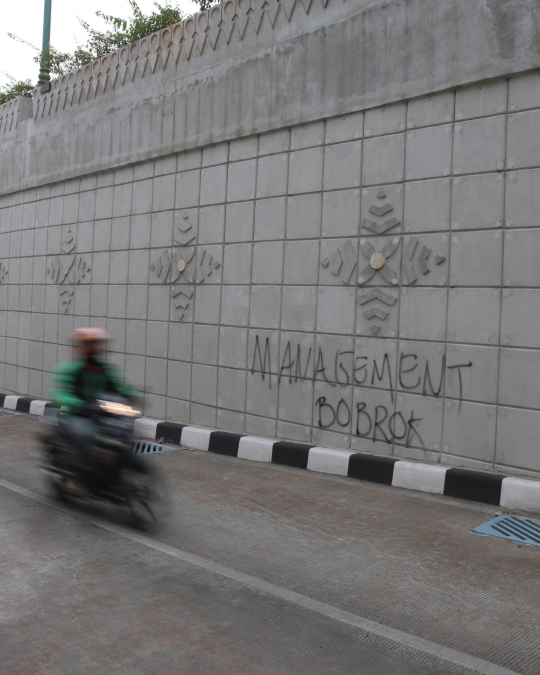 Belum genap sebulan, underpass Matraman sudah dicoret-coret