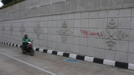 Belum genap sebulan, underpass Matraman sudah dicoret-coret